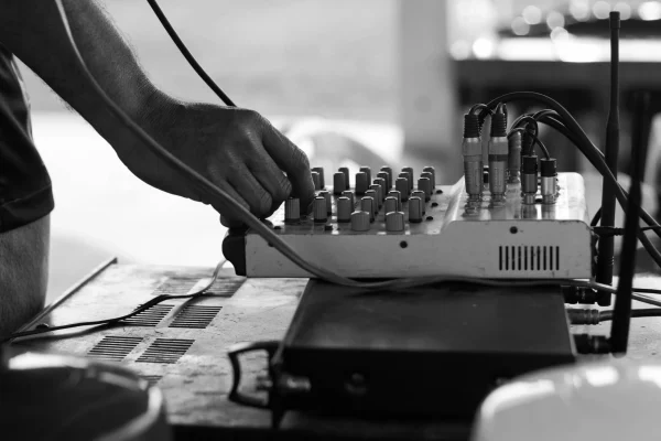 seccion-media-de-un-hombre-usando-un-mezclador-de-sonido