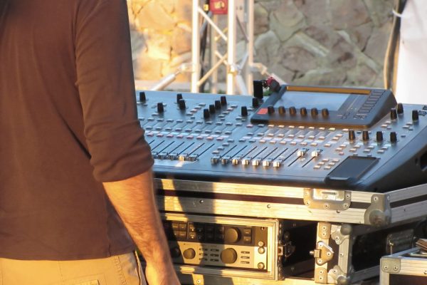 seccion-media-del-dj-de-pie-junto-la-mesa-giratoria (1)