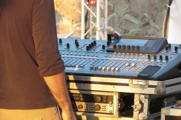 seccion-media-del-dj-de-pie-junto-la-mesa-giratoria